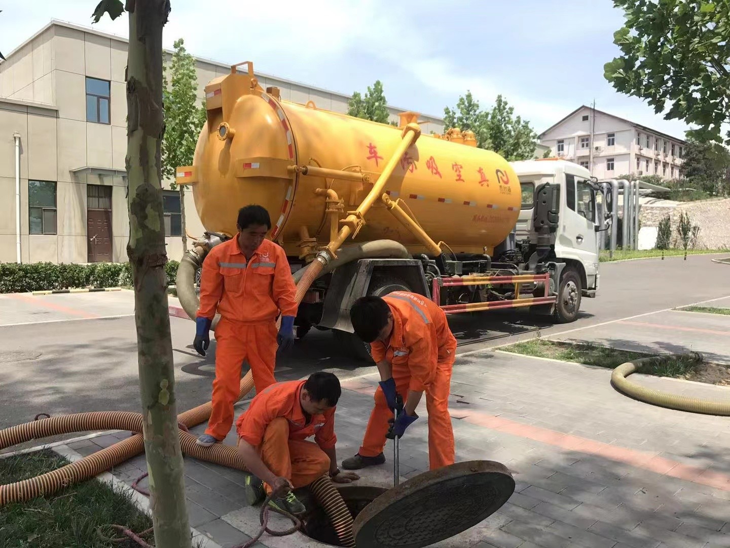 瓜州管道疏通车停在窨井附近