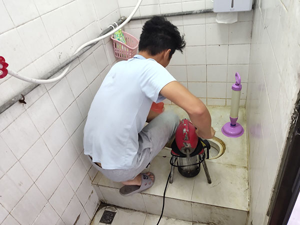瓜州管道堵塞冒臭气 专业师傅现场解决问题