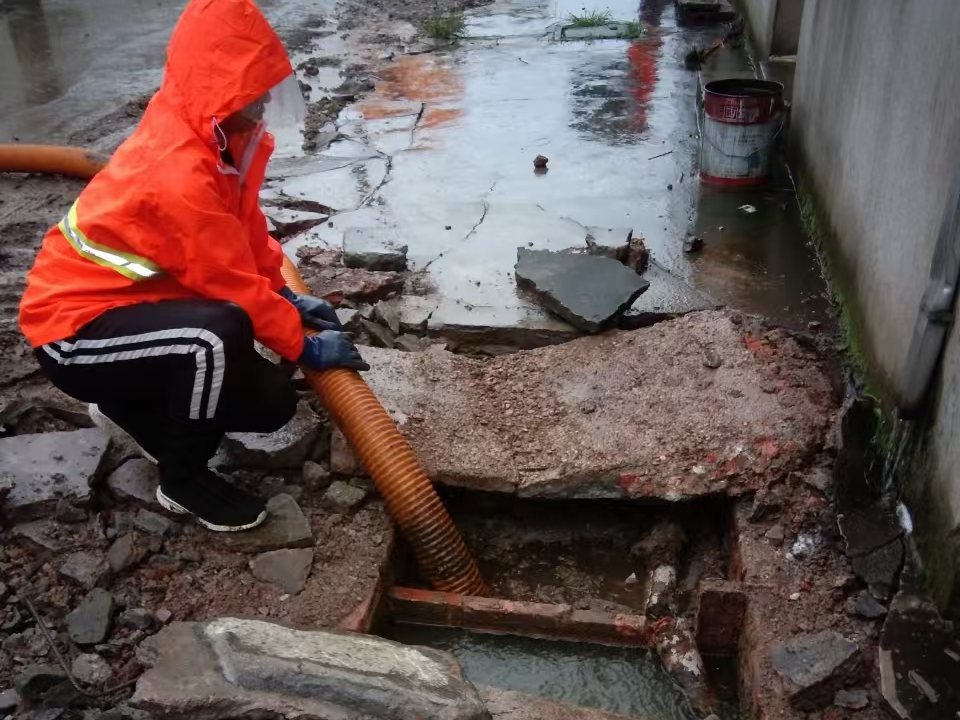 瓜州专业清理污水池 炜誉市政以规范流程守护城市 “肠道”